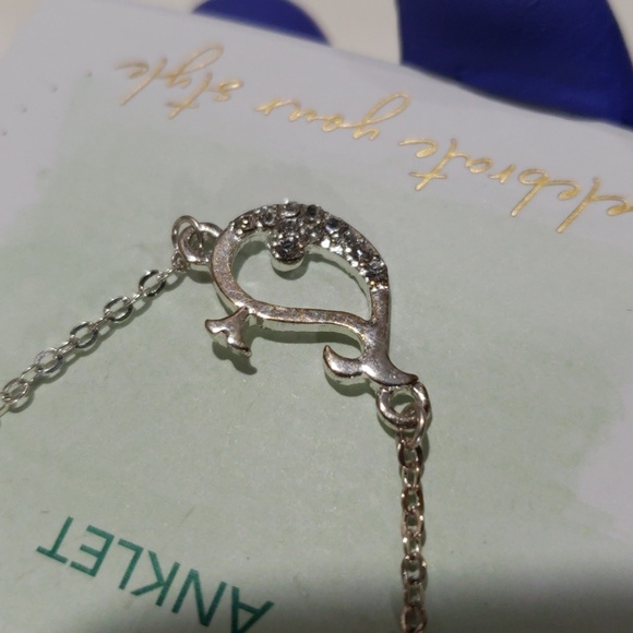 Periwinkle by Barlow Silver Crystal Whale Anklet – Ocean-Inspired Women Jewelry - Picture 8 of 8